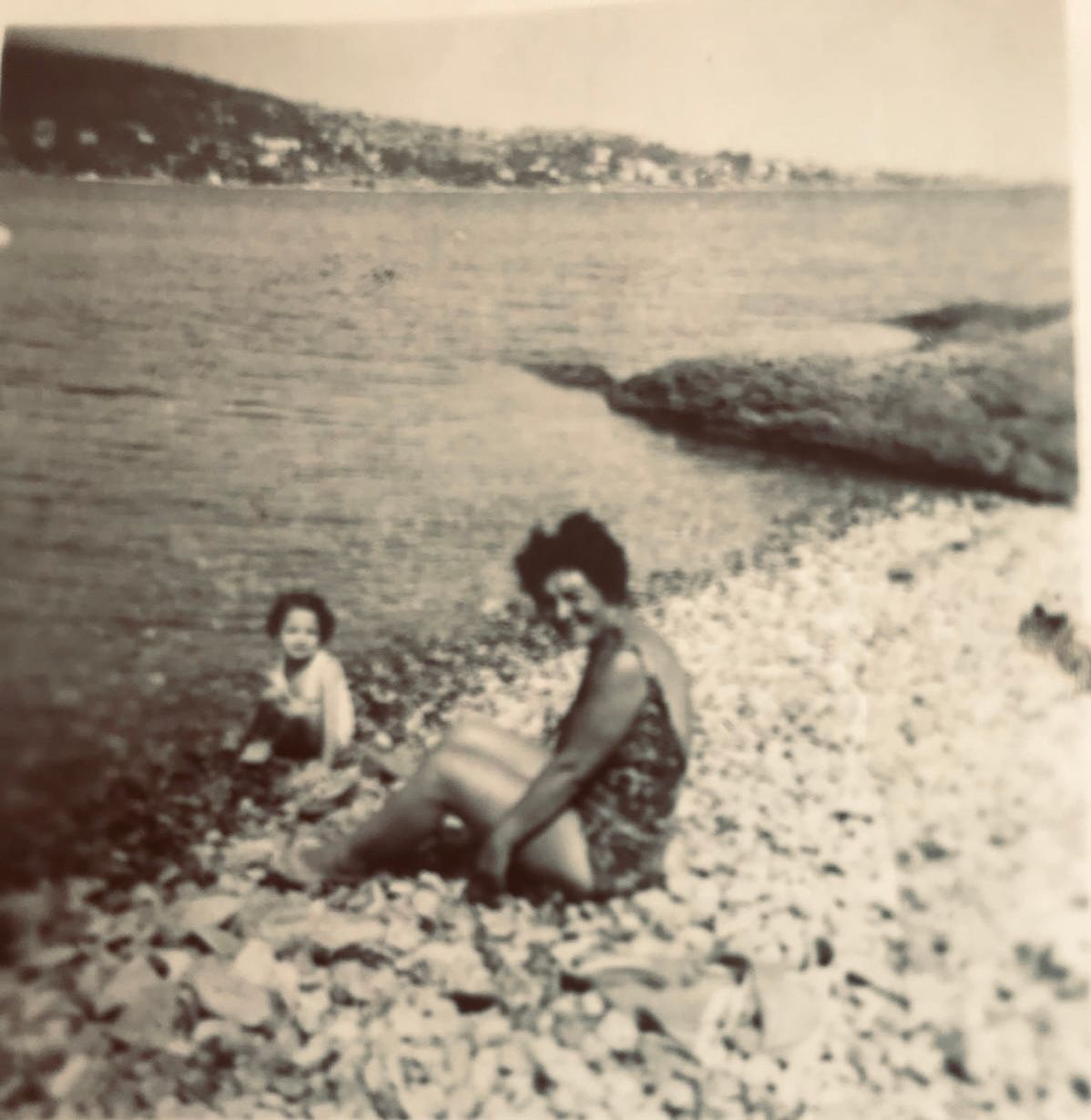 Yasemin Giritli ve teyzesi Süreyya Ağaoğlu ile Sedef Adası'nda